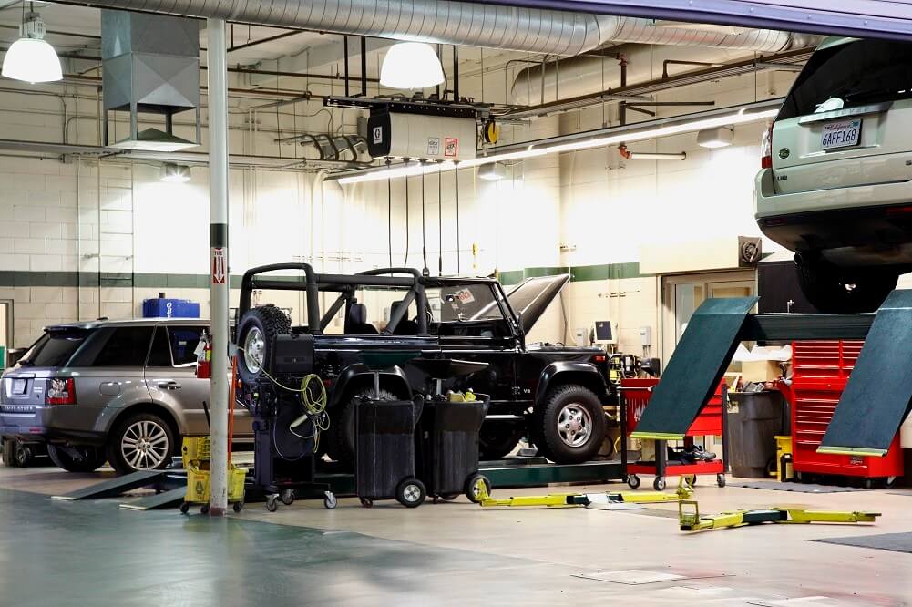 Modern OBD Car Workshop UAE facility with computerized diagnostic bays